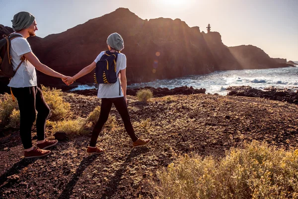 Young couple traveling nature — Stock Photo, Image