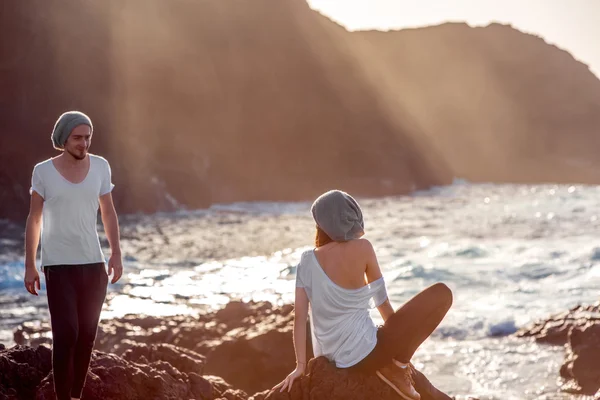 Couple together on the rocky coast — 图库照片