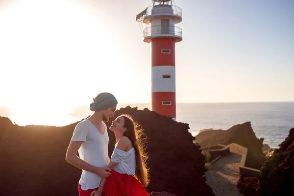 Çift ayakta deniz fenerinde birlikte — Stok fotoğraf