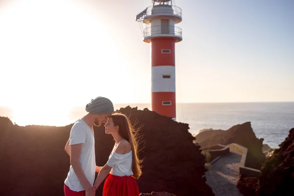 Paar steht zusammen in der Nähe des Leuchtturms — Stockfoto