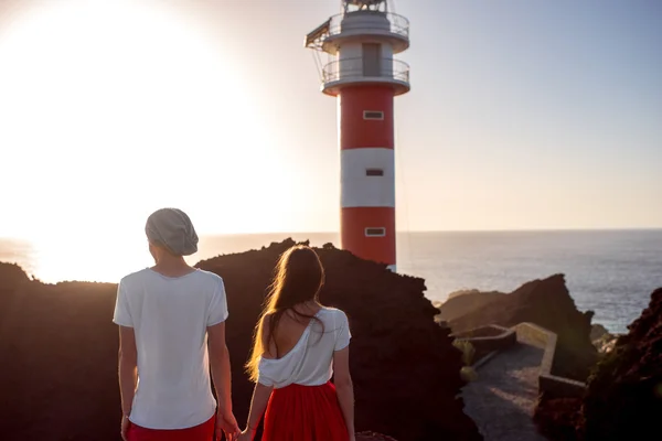 Couple debout ensemble près du phare — Photo