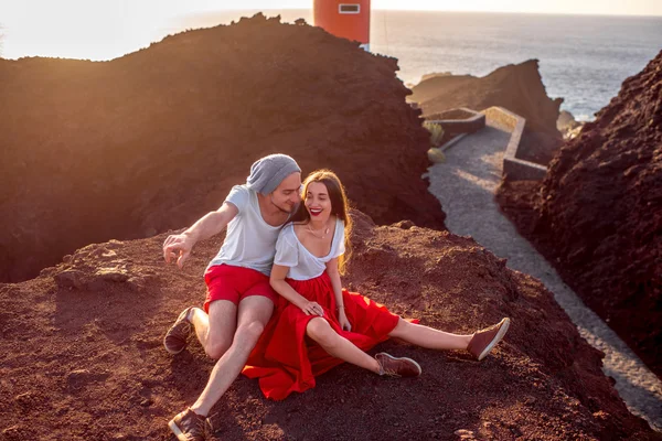 Casal desfrutando férias de verão — Fotografia de Stock