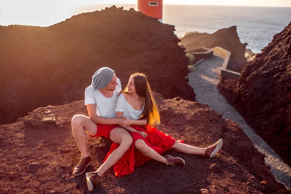 Paar genieten van zomervakantie — Stockfoto