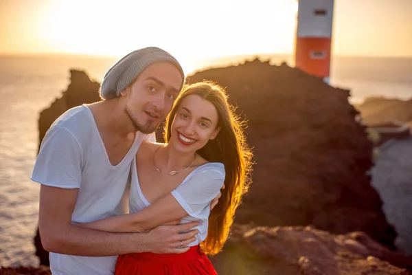 Pareja disfrutando de vacaciones de verano cerca del faro —  Fotos de Stock