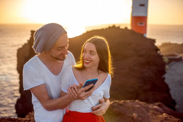 Couple enjoying summer vacation near the lighthouse — 스톡 사진