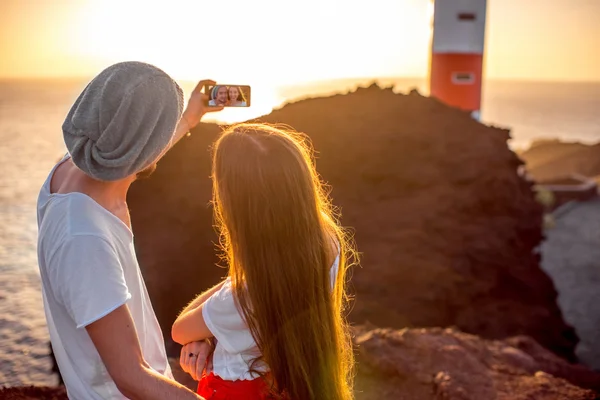 Couple enjoying summer vacation near the lighthouse — Stok fotoğraf