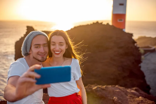 Coppia che si gode le vacanze estive vicino al faro — Foto Stock