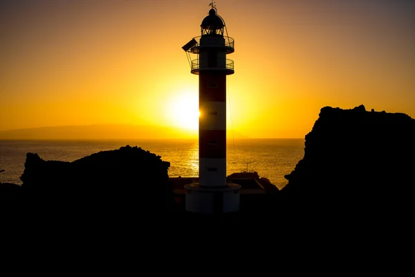 Küste mit Leuchtturm-Silhouette — Stockfoto