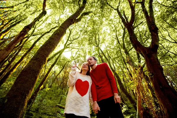 Paar im Wald — Stockfoto