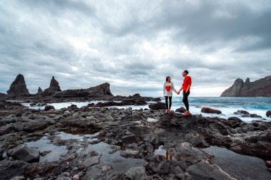 Kayalık sahil üzerinde çift
