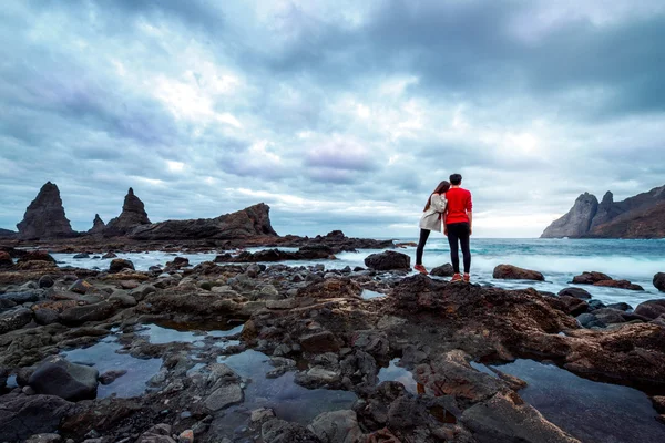 Couple sur la côte rocheuse — Photo