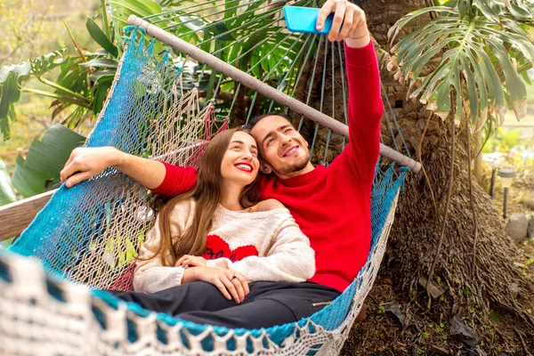 Pareja en la hamaca —  Fotos de Stock