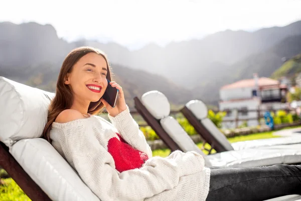 Frau ruht auf der Sonnenbank — Stockfoto