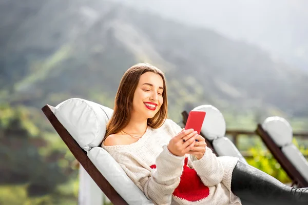 Mujer descansando en la tumbona — Foto de Stock