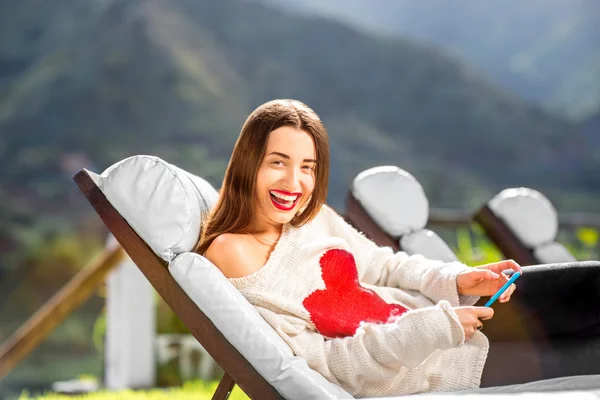 Frau ruht auf der Sonnenbank — Stockfoto