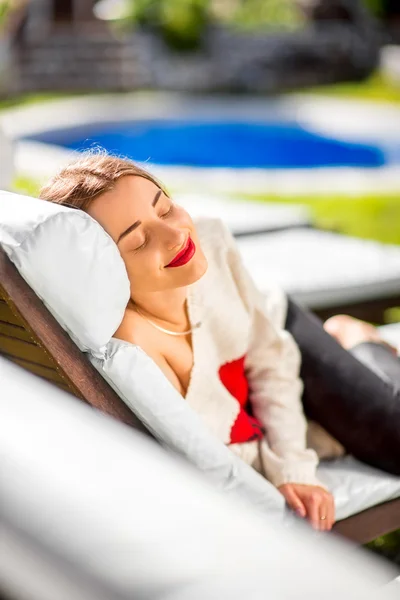 Woman resting on the sunbed — Stockfoto