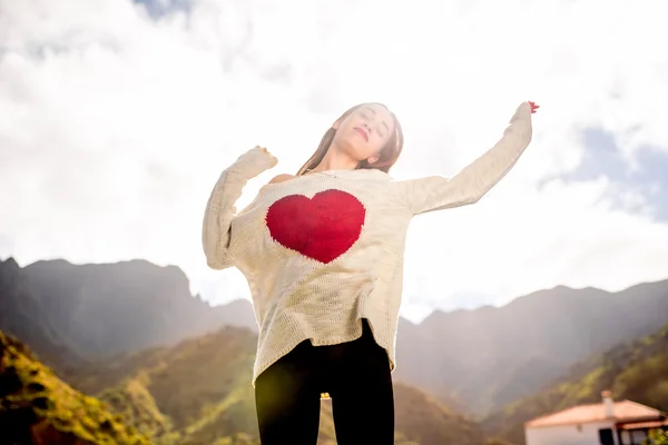 Mujer feliz saltando contra el cielo —  Fotos de Stock