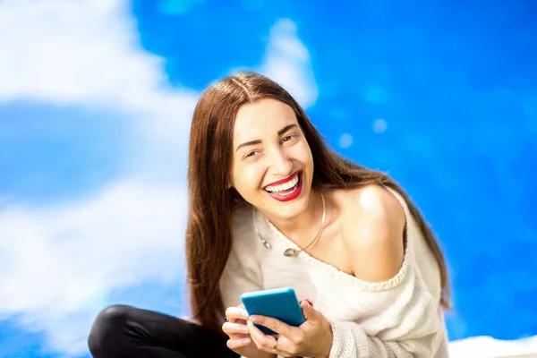 Womans portrait on the blue background — Stockfoto