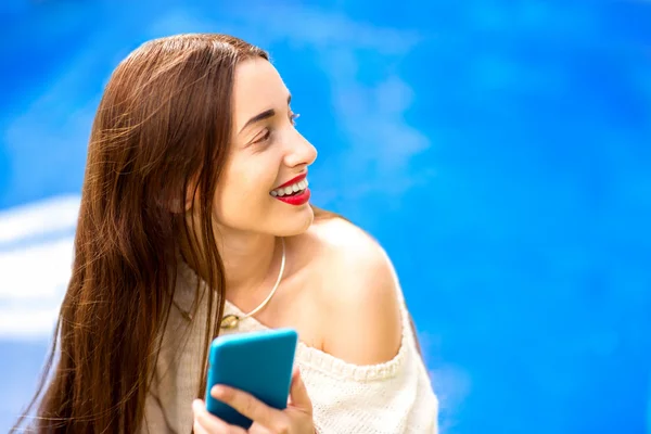 Retrato de mujer sobre el fondo azul — Foto de Stock