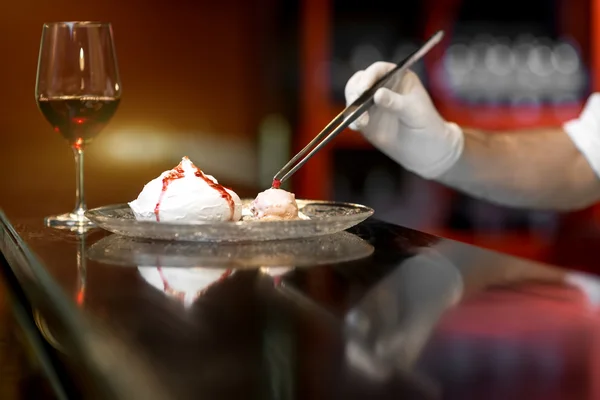 Décorer le dessert avec petite fleur — Photo