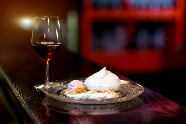 Pavlova dessert at the restaurant — Stok fotoğraf