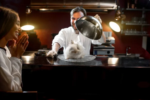 Cocinero sirviendo conejo vivo — Foto de Stock