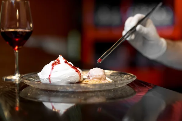 Decorating dessert with small flower — Stok fotoğraf