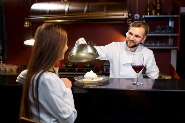 Chef cook serving dessert to the client Stockfoto