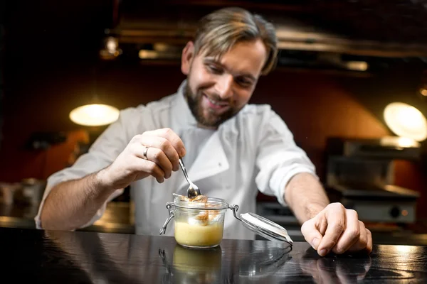 Chef cook tasting lemon dessert — Stock Photo, Image
