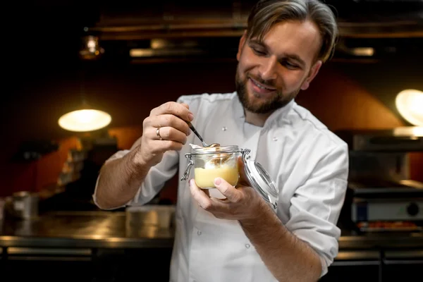 Chef cook tasting lemon dessert — Stockfoto