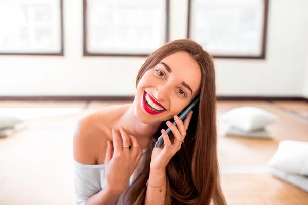 Mulher com telefone no ginásio — Fotografia de Stock