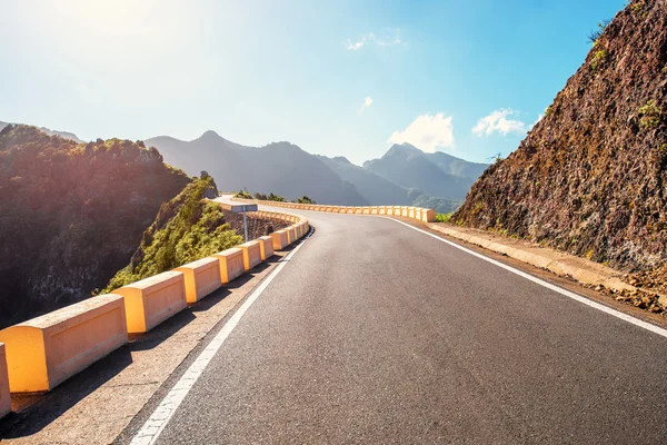 Road in natuurpark Anaga op Tenerife-eiland — Stockfoto