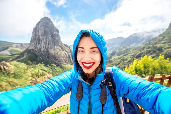 Femme voyageant montagnes sur l'île de La Gomera — Photo