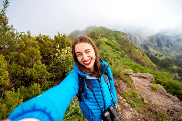 Donna che viaggia in montagna sull'isola di La Gomera — Foto Stock