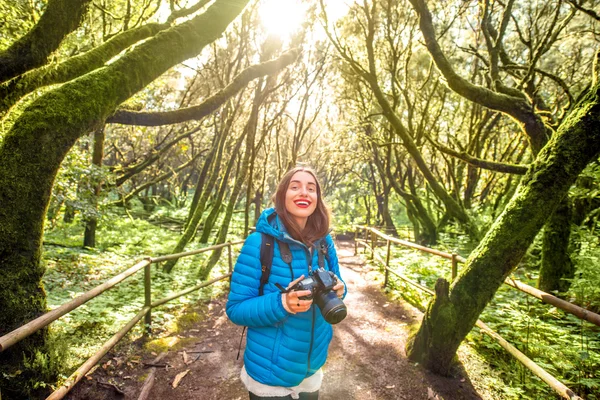 Femme voyageant forêt à feuilles persistantes — Photo