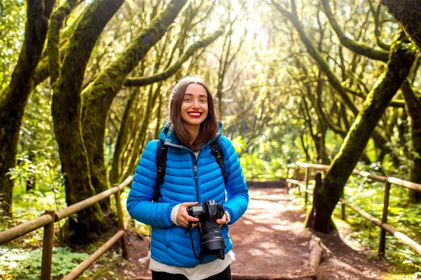 Femme voyageant forêt à feuilles persistantes — Photo