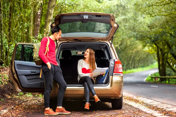 Couple voyageant en voiture — Photo