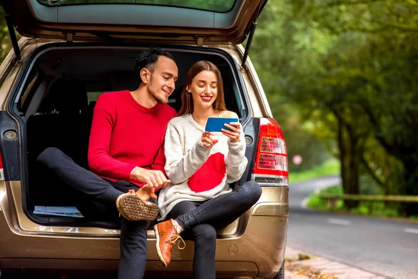 Couple voyageant en voiture — Photo