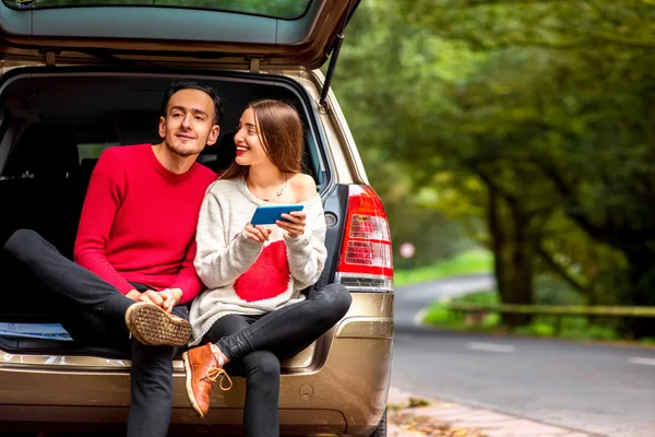 Pareja viajando en coche —  Fotos de Stock