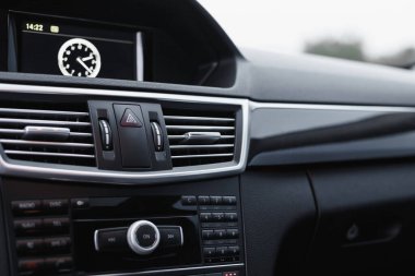 Araba içeride, kontrol paneli kapalı.