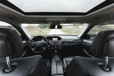 Dnipro, Ukrayna - 21 Kasım 2020: Mercedes-Benz E220 CDI 2011 siyah renk, iç mekan