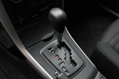 Otomatik vites, modern arabanın iç kısmı, kapat.