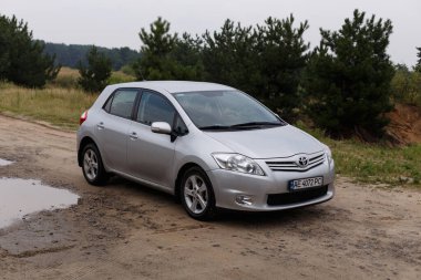 Dnipro, Ukrayna - 30 Temmuz 2021: Toyota Auris 2012 Orman yakınlarındaki şehirde gümüş rengi. Yaz yağmuru