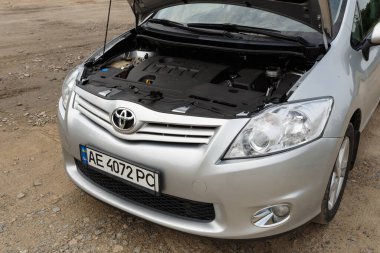 Dnipro, Ukrayna - 30 Temmuz 2021: Toyota Auris 2012 açık kapüşonlu gümüş rengi. Yaz yağmuru