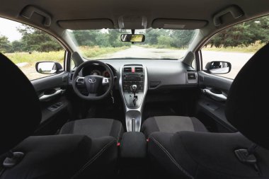 Dnipro, Ukrayna - 30 Temmuz 2021: Toyota Auris 2012 gümüş rengi. Arabanın içi.