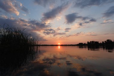 Nehirde gün batımı, yaz zamanı.