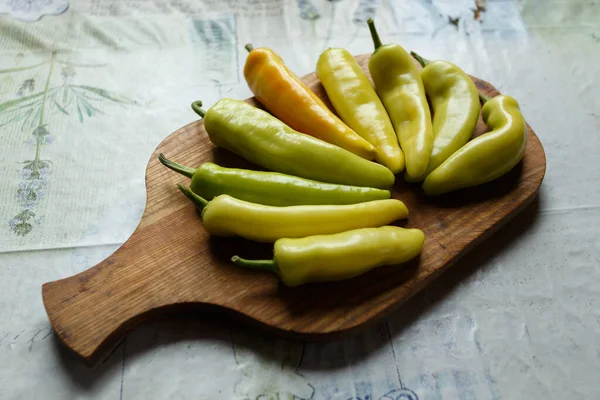 Pimentos Amargos Brancos Uma Tábua Corte Mesa Cozinha — Fotografia de Stock