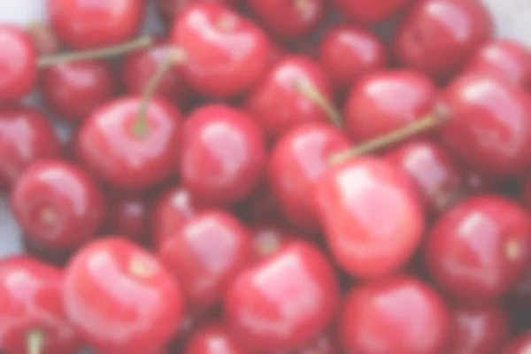 Размытые сорванные вишни — стоковое фото