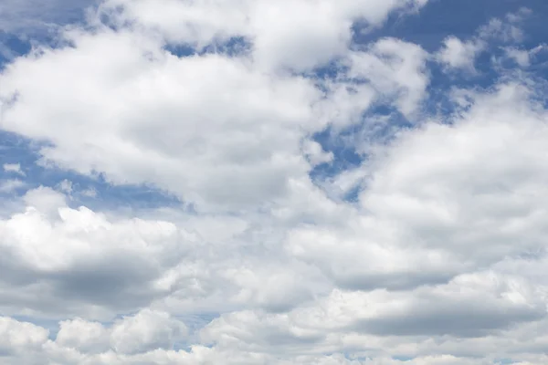 Blue sky is full of huge white clouds — Stock Photo, Image