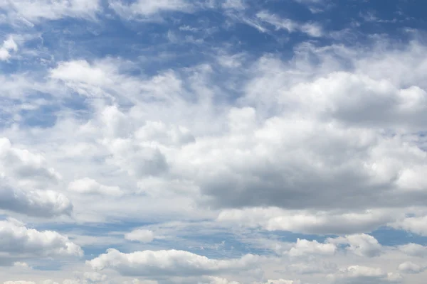 Blue sky is full of huge white clouds — Stock Photo, Image